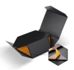 Custom collapsible rigid box with magnetic closure